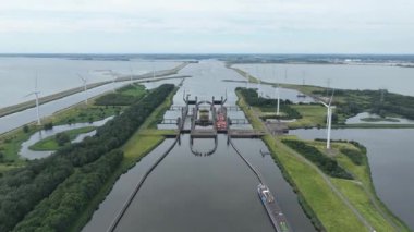 Kreekraksluizen, ya da Kreekrak kilitlenir, Hollanda, Zeeland 'deki Rotterdam ve Antwerp limanları arasında Scheldt-Rhine Kanalı' ndan geçen nakliye gemilerinin zamanaşımına uğrarlar..