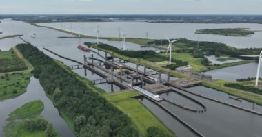 Kreekrak Zeeland, Hollanda 'da kilitleniyor. Hava aracı görünümü