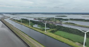 Noorvoorhaven, Zuidervoorhaven, Kreekraksluizen Zeeland ve Kuzey Brabant sınırında, Hollanda 'da. Markiezaatsmeer. Hava aracı videosu
