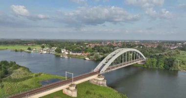 Culemborg, Hollanda 'daki Lek nehrinin kıyısında. Hava aracı görünümü.