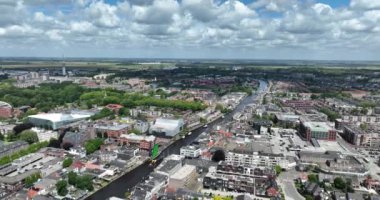 Alphen aan den Rijn şehir manzarası, Güney Hollanda, Hollanda, şehir merkezi hava manzaralı video.