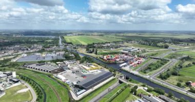 Alphen aan den Rijn, Güney Hollanda, Hollanda, 9 Haziran 2024: İç nakliye, konteyner terminali CCT Alphen aan den Rijn, sıfır atık işleme şirketi ve Zeeman ticari perakende şirketi