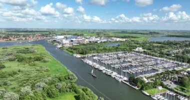 Marina Makkum, Friesland, Hollanda, insansız hava aracı videosu. Yaz zamanı görünümü.
