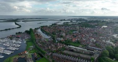 Enkhuizen, Batı Friesland, Kuzey Hollanda Hollanda Hollanda. Markermeer ve IJsselmeer 'de. Şehir manzarası, tarihi balıkçı köyü. Hava görünümü.