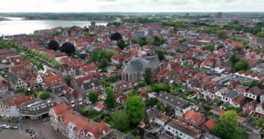 Hoorn, Kuzey Hollanda, Hollanda üzerinde uçuyor. binalar ve şehir silüeti.