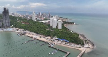 Pattaya, Tayland, ufuk çizgisi, binalar ve liman. Şehir manzaralı. Hava aracı videosu