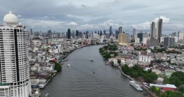 Bangkok, Tayland, ufuk çizgisi ve nehir üzerindeki hava manzarası.