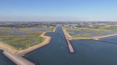 Zierikzee, Havenkanaal, Zeeland, Hollanda. Kanal Oosterschelde 'den geliyor ve tarihi şehirde önde gidiyor. Hava zamanaşımı.