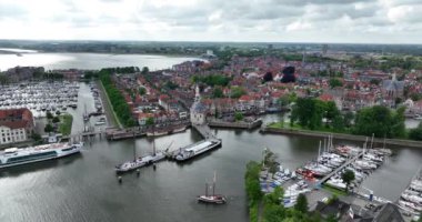 Hoorn, liman girişi ve şehir manzarası. Kuzey Hollanda, Hollanda 'daki tarihi şehir. Hava aracı videosu.