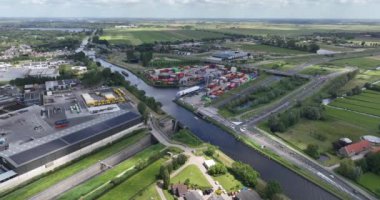 Alphen aan den Rijn, Güney Hollanda, Hollanda, 9 Haziran 2024: İç nakliye, konteyner terminali CCT Alphen aan den Rijn. Hava görünümü.