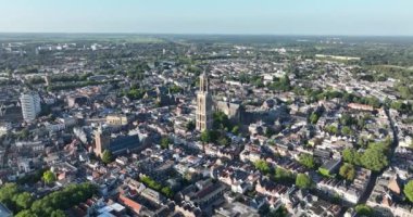 De Dom, Utrecht, Hollanda 'nın merkezindeki katedral. Hava görünümü.