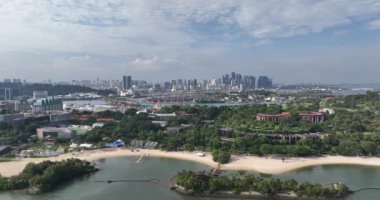 Sentosa Adası ve Singapur 'un ufuk çizgisi, insansız hava aracı manzarası..