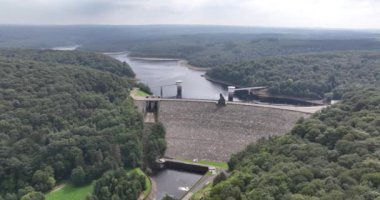 Ardennes 'deki Gileppe Damin, Jalhay. Lake Rezervuar, Lac la Gilleppe, hava videosu. Büyük baraj.