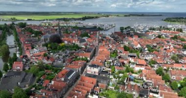 Monnickendam, Waterland Belediyesi, Gouwzee, Hollanda 'nın tarihi kenti. Hava aracı görünümü.