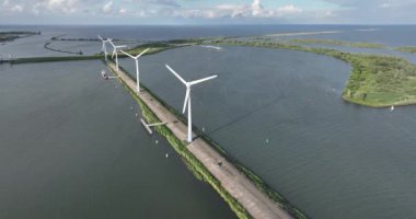 Hollanda, Ijsselmeer 'de rüzgar türbinleri. Sürdürülebilir enerji.