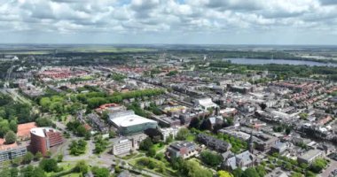 Alphen aan den Rijn, Güney Hollanda, Hollanda, 9 Haziran 2024: Alphen aan den Rijn Belediye Merkezi, Belediye Binası, Castellum Tiyatrosu, Reform Kilisesi, Adventkerk, Oude Rijn Nehri, dükkanlar