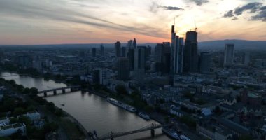 Frankfurt am Main, Almanya 'da gün batımında ufuk çizgisi.