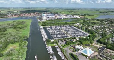 Makkumer Djip Kanalı Makkum, Friesland 'a gidiyor. IJsselmeer kıyısındaki Afsluitdijk ve Workum arasında tipik bir Hollanda köyü. Aerail videosu