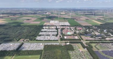 Biddinghuizen, Flevoland, Hollanda, 17 Ağustos 2024: Walibi Holland etkinlik sitesinde Lowlands Paradise Hollandası 'na bir kamp uçuşu. Hava Genel Görünümü.