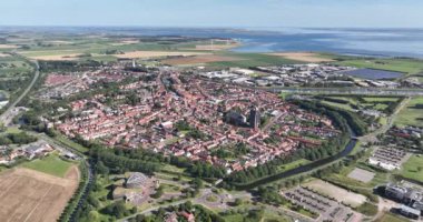 Zierikzee, Zeeland, Zeeland, Hollanda 'daki şehir hava durumu. Arka planda Zeelandbrug ve Oosterschelde halkları var. Turizm beldesi.