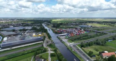 Alphen aan den Rijn, Güney Hollanda, Hollanda, 9 Haziran 2024: İç nakliye, konteyner terminali CCT Alphen aan den Rijn. Hava görünümü.