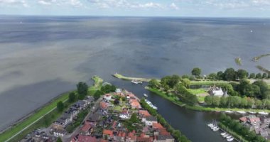 Medemblik 'in liman girişi, Kuzey Hollanda, Hollanda. Hava aracı görünümü.