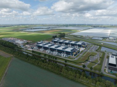 Middenmeer 'de AMS 13 ve AMS 14' ün yeni veri tabanı Hollandse Kroon, Middenmeer, Hollanda. Hava aracı videosu.