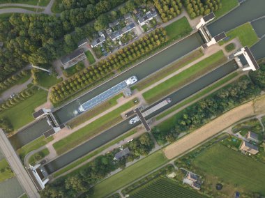 Irenesluizen 'i, su tesisatını, The Prinses Irene Locks' u Amsterdam Ren Kanalı 'nda basıyor. Hava görünümü.