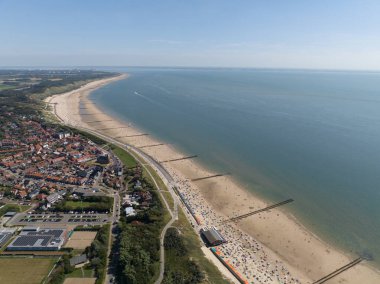Zoutelande, Zeeland 'in yaz mevsiminde kıyı şeridi. Kumullar, kumsallar ve köy manzarası. Hava aracı görünümü.