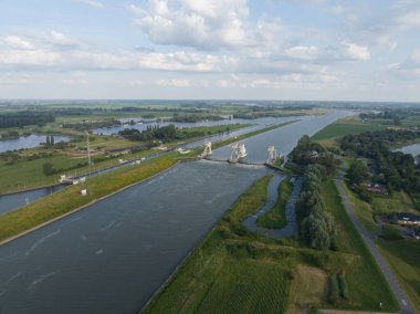 Utrecht 'in Vijfheerenlanden belediyesindeki Lek' teki Hagestein Weir ve Lock kompleksi. Bir balık merdiveni ve hidroelektrik santrali de dahil. Hava görünümü.