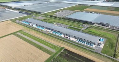 Hollanda, Middenmeer 'de büyük bir online arama motoru veri tabanı. Hava aracı görünümü.