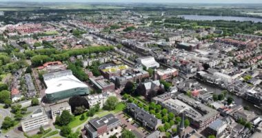 Alphen aan den Rijn, Güney Hollanda, Hollanda, 9 Haziran 2024: Alphen aan den Rijn Belediye Merkezi, Belediye Binası, Castellum Tiyatrosu, Reform Kilisesi, Adventkerk, Oude Rijn Nehri, dükkanlar
