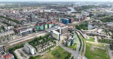 Zaandam, Kuzey Hollanda, Hollanda, 2 Haziran 2024: Zaandam merkez tren istasyonu, şehir genel görünümü. Hava aracı görünümü.