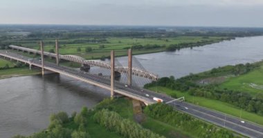 Martinus Nijhoff Köprüsü kablosu A2 otoyolunda Zaltbommel yakınlarında Waal Nehri üzerinde köprü olarak kaldı. Hollanda 'da..