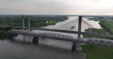 Martinus Nijhoff Köprüsü kablosu A2 otoyolunda Zaltbommel yakınlarında Waal Nehri üzerinde köprü olarak kaldı. Hollanda 'da..