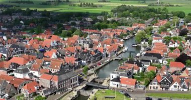 Makkum, Friesland, Hollanda, şehir merkezi üzerinde uçuyor..