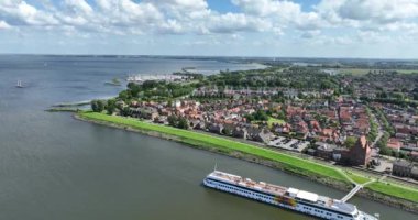 Medemblik 'teki Feribot Terminali, Hollanda, Ijsselmeer yakınlarındaki küçük bir köy..