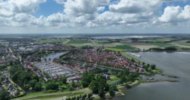 Medemblik, Kuzey Hollanda, eski Zuyderzee boyunca tarihi kasaba şimdi Ijsselmeer. Hava görünümü.