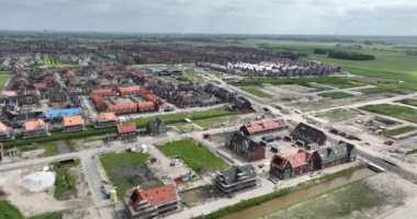 Yeni yerleşim alanı Kreekrijk, Assendelft, Zaanstad, Hollanda. Hava görüntüsü. Konut inşaatı
