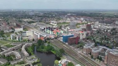 Zaandam 'ın, Hollanda şehir merkezinin, tren istasyonunun ve belediye binasının uçuş süresi doldu.