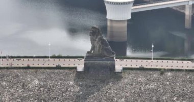 Belçika 'daki Gileppe Barajı' nda aslan heykeli. Hava aracı videosu