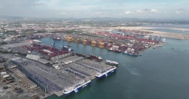 Laem Chabang, Changwat Chonburi, Tayland, 27 Haziran 2024: Nippon Yusen Kaisha Hattı, NYK gemilerini rulo halinde ve Laem Chabang Terminali, ulaşım ve lojistikte birbirine bağlıyor