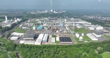 Almanya 'da Hurth yakınlarında Chemiepark Sırt Çantası. Hava aracı videosu