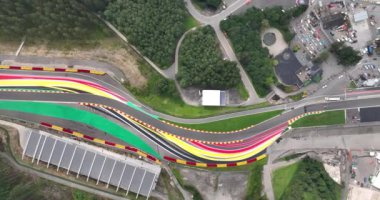 Eau Rouge ve Raidillon köşelerindeki Spa Franchorchamps yarış pistinin yukarıdan aşağıya videosu. Stavelot, Belçika.