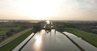 Irenesluizen 'i, su tesisatını, The Prinses Irene Locks' u Amsterdam Ren Kanalı 'nda basıyor. Hava aracı videosu.