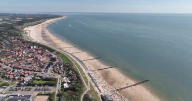 Hollanda yaz plajı ve Zoutelande, Zeeland, Hollanda 'da kıyı şeridi. Hava aracı videosu.