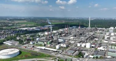 Ağır sanayi ve üretim tesisi hava aracı görüntüsü. Almanya.