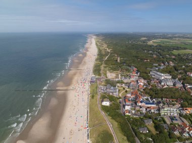 Domburg, Zeeland, sahil ve şehir üzerinde hava manzarası. Kuzey denizi boyunca su kulesi. Hollanda 'da. Yaz zamanı hedefi.