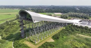 Kapalı kayak salonu dış binası. Zoetermeer, Hollanda. Hava aracı videosu.