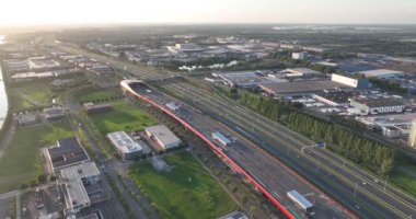 Utrecht, Utrecht Eyaleti, Hollanda, 7 Ağustos 2024: A2 otoyolu boyunca yer alan Wall alışveriş merkezi. Hava aracı videosu.